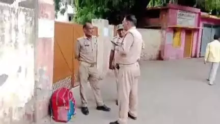 सीतापुर: जिला अस्पताल में सीएमएस के आवास के पास लावारिस बैग मिलने से मचा हड़कंप, होमगार्ड ने बैग को अपने कब्जे में लिया