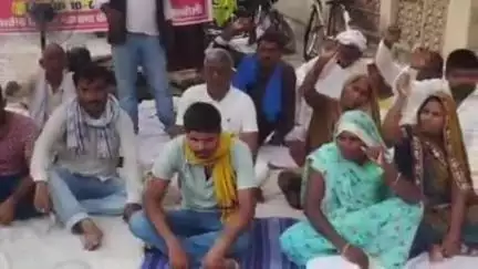 सकलडीहा: सकलडीहा में 23 सूत्रीय मांगों को लेकर गुरुवार को धरना जारी रहा, एसडीएम के आश्वासन के बावजूद कार्रवाई नहीं हुई