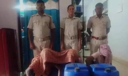 ହିନ୍ଦୋଳ: ଜିଲ୍ଲାର ବିଭିନ୍ନ ସ୍ଥାନରେ ଅବବାରୀ ବିଭାଗର ଚଢାଉ, ୫ଜଣ ମଦ ବ୍ୟବସାୟୀ ଗୀରଫ
