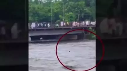 खेड: आळंदीत इंद्रायणी नदीला पूर; भाविक नदीत वाहून गेला, एनडीआरएफच्या मदतीने बचाव
