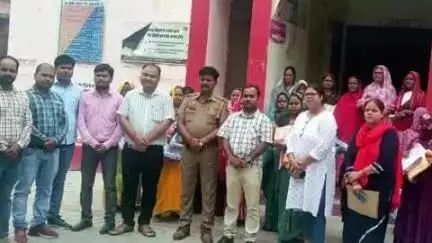 करनैलगंज: CHC हलधरमऊ में बेटी बचाओ, बेटी पढ़ाओ योजना के अंतर्गत कन्या जन्मोत्सव का आयोजन, बालिकाओं से कटवाए गए केक