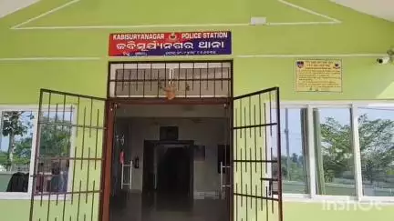 କବିସୂର୍ଯ୍ୟନଗର: କବିସୂର୍ଯ୍ୟନଗର ଆଠଗଡ଼ ପାଟଣା ବସଷ୍ଟାଣ୍ଡ ଜନଗହଳି ରାସ୍ତା ରେ ମରଣାସ୍ତ୍ର ରେ ବାପା,ପୁଅକୁ ମାରନାତ୍ମକ ଆକ୍ରମଣ, ବାପା ଗୁରୁତର ଆହତ