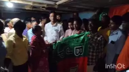 বংশীহারী: বুনিয়াদপুরে তৃণমূল ও সিপিআইএম ছেড়ে বিজেপিতে যোগ ১২টি পরিবারের, দলীয় পতাকা তুলে দিলেন বিজেপি জেলা সভাপতি