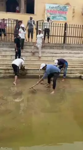 सांगानेर: चिकित्सा शिक्षा विभाग के अधिकारियों एवं कार्मिकों ने गलता जी में किया श्रमदान