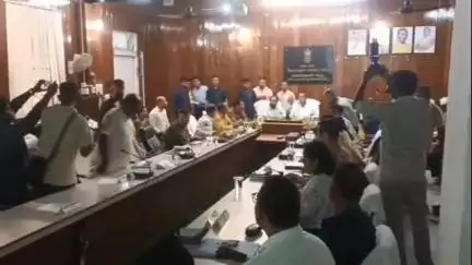 নগাঁও: জিলা আয়ুক্ত কাৰ্যালয়ৰ সভাকক্ষত নগাঁও জিলাৰ অভিভাৱক মন্ত্ৰী কৃষ্ণেন্দু পালৰ এখনি পৰ্যালোচনা বৈঠক সম্বোধন