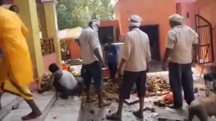 हंडिया: निमहरा देवी मंदिर में दर्जनों सफाई कर्मचारियों की तैनाती के बावजूद लगा गंदगी का अंबार