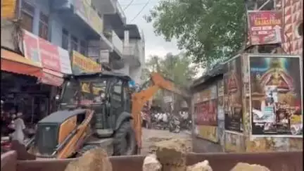 श्रीमाधोपुर: कबूतर चौक इलाके से नगरपालिका ने हटाया पुराना और जर्जर अतिक्रमण