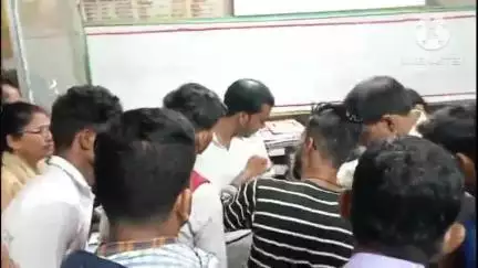 রঘুনাথপুর ১: ট্রেন বাতিলের ঘোষণায় আদ্রা স্টেশনে যাত্রীদের বিক্ষোভ,চাপে পড়ে রেল কর্তৃপক্ষ ঘন্টা ২পর ট্রেন ছাড়ল