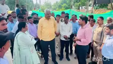 आगरा: विकास नगर व अन्य स्थानों पर हुए जलभराव का निरीक्षण महापौर, विधायक व नगरायुक्त ने किया