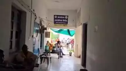 नौगांव: VIDEO: नौगांव तहसील के उप पंजीयक कार्यालय से गायब मिले अधिकारी-कर्मी, SDM ने कहा- जांच कराई जाएगी