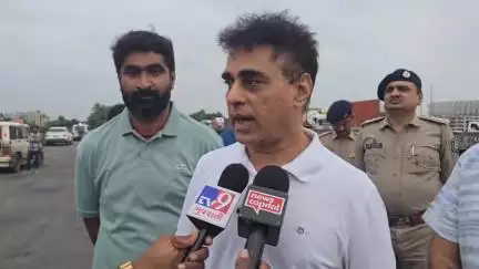 ઉમરપાડા: તાપી નદીના બ્રિજ પર ખસી ગયેલ પ્લેટ ને લઈને શિક્ષણ પ્રધાન પ્રફુલ ભાઈએ સ્થળ નિરીક્ષણ કર્યું.
#jansamasya
