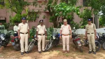 గొల్లపల్లి: గొల్లపల్లి మండలంలో పోలీసుల వాహన తనిఖీలు, సరైన ధ్రువపత్రాలు 10 వాహనాలు సీజ్