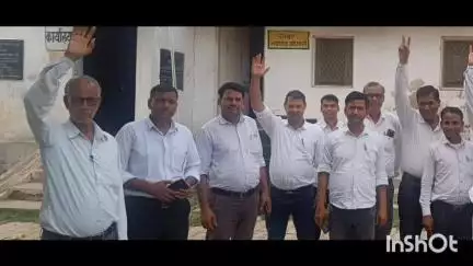 कुम्हेर: कुम्हेर में बार एसोसिएशन ने डीग जिले को डीग कुम्हेर संयुक्त जिला बनाने की मांग को लेकर न्यायालय परिसर में किया प्रदर्शन