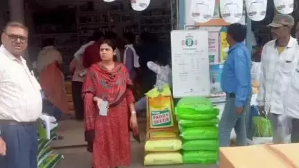 बरही: बम्हौरी में किराना दुकान पर खाद यूरिया का भारी स्टॉक, कृषि विभाग के अधिकारी पहुंचे