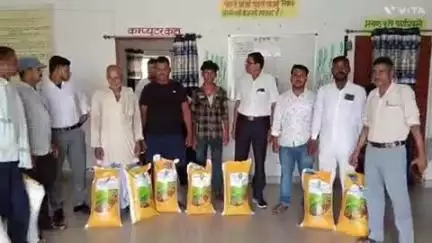 गड़हनी: ई किसान भवन गड़हनी में दर्जनों किसानों को धान का बीज किया गया वितरण