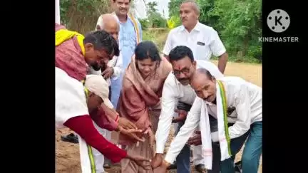 बेलगांव, सिंगारपुर में खैरागढ़ विधायक यशोदा वर्मा ने स्कूल कक्ष का लोकार्पण किया, मंच का भूमिपूजन भी किया