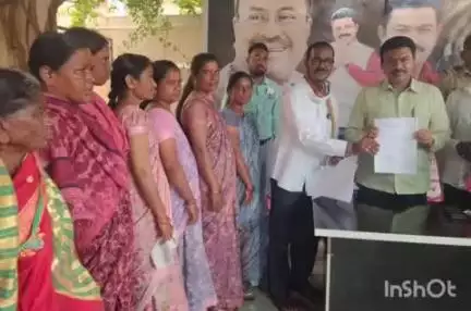 कोरपना: साखरी ते निर्ली रोड रुंदीकरण व खड्डे बुजविण्यासाठी बांधकाम विभागाला ग्रामस्थांचे निवेदन