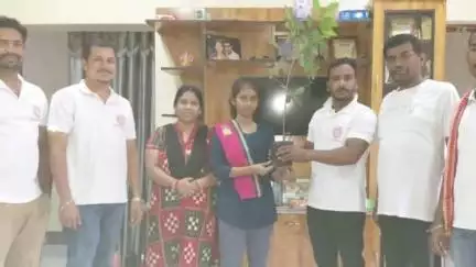 ବଲାଙ୍ଗୀର: ସୂର୍ଯ୍ୟନଗରରେ ନିଟ୍ ପରୀକ୍ଷାରେ ଉତ୍ତୀର୍ଣ୍ଣ ପ୍ରତୀକ୍ଷା ପ୍ରିୟଦର୍ଶିନୀ ପାତ୍ରଙ୍କୁ ମା' ମାହେଶ୍ୱରୀ ସେନା ତରଫରୁ ସମ୍ବର୍ଦ୍ଧନା ପ୍ରଦାନ