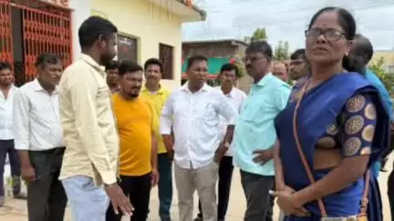 गडचिरोली: विवेकानंद नगरातील नागरिकांनी आमदार मिलिंद नरोटे यांच्यासमोर मांडल्या विविध समस्या