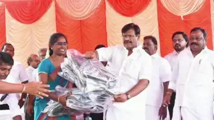 ஆவடி: நடுகுத்தகை ஊராட்சி ஒன்றிய நடுநிலைப்பள்ளியில் அமைச்சர் நாசர் மாணவர்களுக்கு நலத்திட்ட பொருட்களை வழங்கினார்