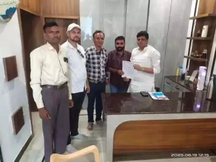 डूंगरपुर: पंचायत शिक्षक विद्यालय सहायक संघ डूंगरपुर ने पूर्व जल संसाधन राज्य मंत्री सुशील कटारा को ज्ञापन सौंपा