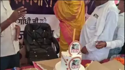 अकबरपुर: राहुल गांधी की जयंती पर पाती रविदास टोला में विधायिका नीतु सिंह ने केक काटकर मनाई जयंती