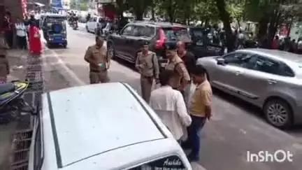 नैनीताल: मल्लीताल क्षेत्र में सभासद मनोज जगाती की शिकायत पर पुलिस ने सड़क पर पार्क 10 वाहनों के चालान किए