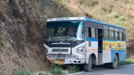 पौड़ी: पौड़ी देवप्रयाग मार्ग पर सबदरखाल के पास अनियंत्रित हुई रोडवेज बस, चालक की सूझबूझ से टला बड़ा हादसा