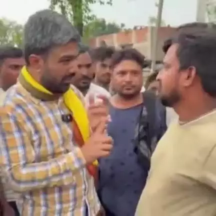 चनपटिया: कैथवलिया के पास मुख्य सड़क से गांव की ओर जाने वाली सड़क पर जलभराव, मनीष कश्यप ने की अपील