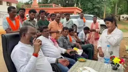बकावंड: बस्तर विधायक लखेश्वर बघेल ने ग्राम धनपुर में जन चौपाल लगाकर सुनी जनता की समस्याएं, कई मुद्दों पर हुआ तत्काल समाधान