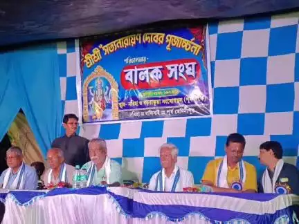 রামনগর ১: নরিহা বালক সংঘের পরিচালনায়, শ্রীশ্রী সত্যনারায়ণ দেবের আরাধনা অনুষ্ঠানে উপস্থিত বিশিষ্ট সমাজসেবী দীপক সার
