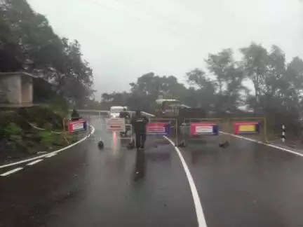 महाबळेश्वर: तापोळा महाबळेश्वर रस्ता दरड कोसळल्याने वाहतुकीला बंद