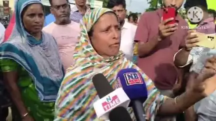 বালিজানা: উচ্ছেদিত লোকৰ বাবে আৰক্ষীয়ে কোনো বস্তু লৈ যাবলৈ নিদিয়াত হাচিলাবিলত ৰাইজৰ মাজত হাহাকাৰ