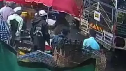 सातारा: मच्छी मार्केट येथे सातारा नगरपालिकेच्या कर्मचाऱ्यास मारहाण व्हिडिओ व्हायरल