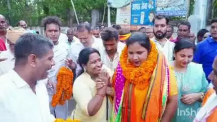पालीगंज: पालीगंज अनुमंडल कार्यालय में जिला परिषद उपचुनाव के लिए महिला उम्मीदवार ने नामांकन पर्चा दाखिल किया