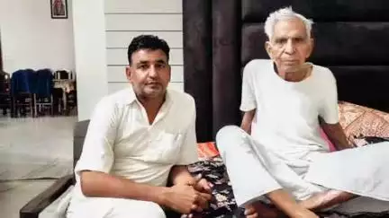 रायसिंहनगर: रायसिंहनगर भूमि विकास बैंक के चेयरमैन व किसान नेता कालू थोरी ने पूर्व विधायक हेतराम बेनीवाल से की मुलाकात