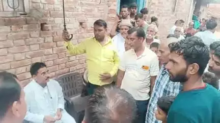 गोविंदपुर: रामपुर के मृतक के परिजनों से मिले पूर्व विधायक, किया दुःख प्रकट और नगद राशि देकर की आर्थिक सहायता