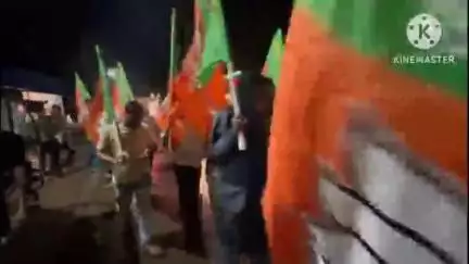 ঝাড়গ্রাম: বিজেপির রাজ্য সভাপতির ওপর আক্রমণের প্রতিবাদে ঝাড়গ্রাম শহরে টায়ার জ্বালিয়ে রাস্তা অবরোধ করে প্রতিবাদ মিছিল বিজেপির