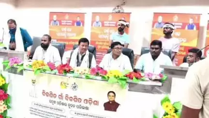 ଧରାକୋଟ: ସାନଖେମୁଣ୍ଡି ବ୍ଲକ ରାଧାଦେଇପୁର, ଖଲିଙ୍ଗି, ଏରେଣ୍ଡ୍ରା ପଞ୍ଚାୟତ ରେ ଶୁଭାରମ୍ଭ ହେଲା ବିକାଶ ବାହନ ରଥ