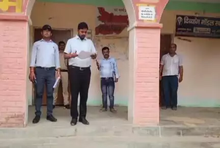 पुपरी: आगामी विधानसभा चुनाव को लेकर एसडीओ गौरव कुमार ने बाजपट्टी के मध्य विद्यालय मधुवन का निरीक्षण किया