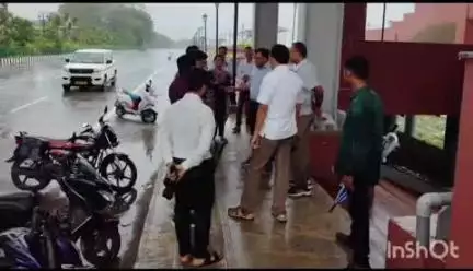 ସମ୍ବଲପୁର ମ୍ୟୁନିସିପାଲଟି: ଆନ୍ତର୍ଜାତୀୟ ଯୋଗ ଦିବସ ପାଳନ ନେଇ ସମଲେଶ୍ୱରୀ ମନ୍ଦିର ପରିଦର୍ଶନ ପରେ ସମନ୍ନୟ ବୈଠକରେ ଯୋଗଦେଲେ ଜିଲ୍ଲାପାଳ
