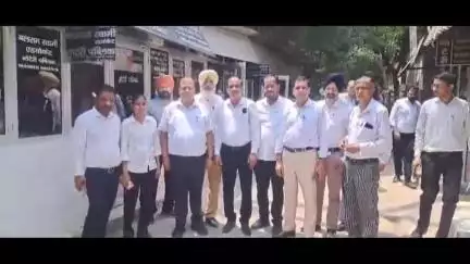 कोर्ट परिसर में पुराने पेड़ हटाने की मांग को लेकर अधिवक्ताओं ने एडीएम से की चर्चा