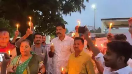 गोड्डा: अशोक स्तंभ से सीएस ऑफिस तक 108 एम्बुलेंस के चालक और कर्मियों ने लंबित मांगों के लिए निकाला कैंडल मार्च