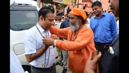 सुल्तानगंज: अजगैबीनाथ मंदिर के महंत ने डीएम को रूद्राक्ष भेंट किया, पेयजल सुविधा पर ज़ोर दिया