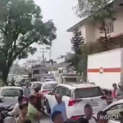 नगरोटा बगवां: घुरकड़ी में निजी बस और पिकअप के बीच टक्कर, सड़क पर काफी देर तक लगा रहा जाम