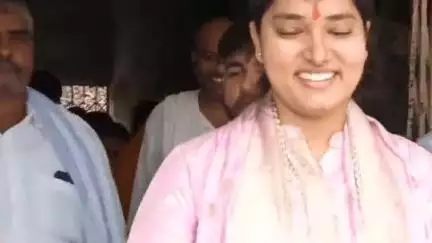 लखीसराय: बड़हिया प्रखंड कार्यालय में पंचायत उपचुनाव-2025 के तहत मुखिया पद के लिए दो प्रत्याशियों ने किया नामांकन