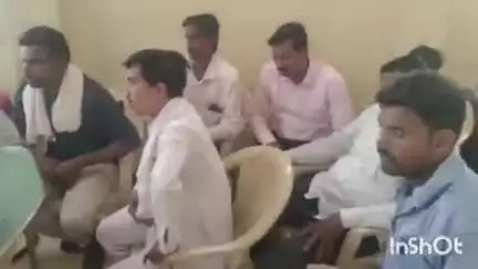 अकोट: प्रहार पक्षाच्या कार्यकर्ता पदाधिकारींचा तालुका कृषी कार्यालयावर उमरा मंडळातील मृग बहार पिक विमा मिळण्यासाठी धडक मोर्चा