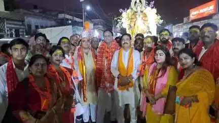 मथुरा: वृंदावन में भगवान परशुराम की भव्य शोभायात्रा में 100 से अधिक आकर्षक झांकियां निकलीं