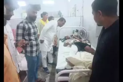 तुलसीपुर: भंवरिया मोड पर ई-रिक्शा को डीसीएम चालक ने मारी ठोकर, 5 लोग घायल, अस्पताल में भर्ती, विधायक ने मरीजों से की मुलाकात