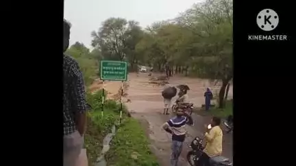 जावद: ग्राम ढाबा की पुलिया पर तेज बारिश से जलभराव, आवागमन बाधित